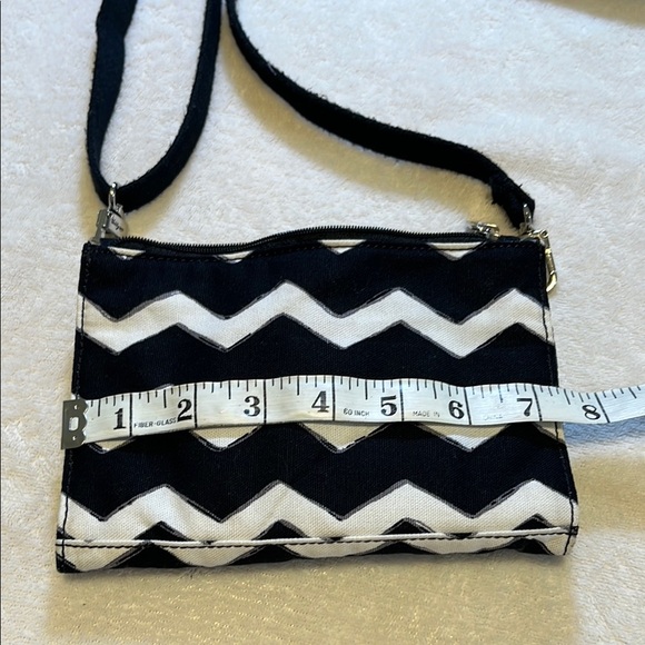 Thirty-One Black and White Chevron Crossbody Bag - Picture 5 of 8